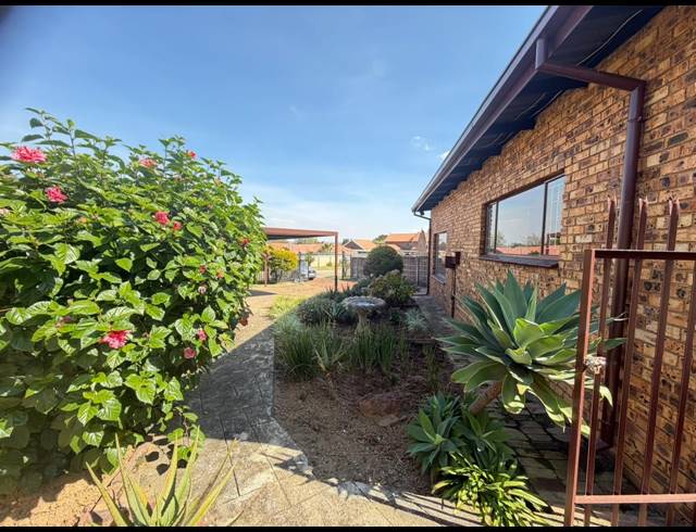4 BEDROOM FREESTANDING FOR SALE IN THE REEDS